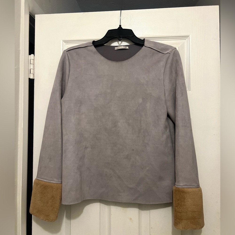 ZARA Faux Suede Blouse Top Fur Cuff Sleeve Grey Beige
/ Size S